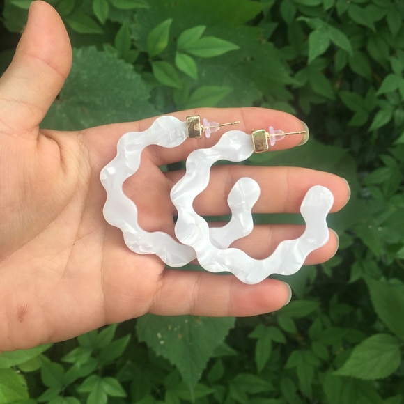 New! Scalloped resin hoop earrings💫 - Picture 4 of 5